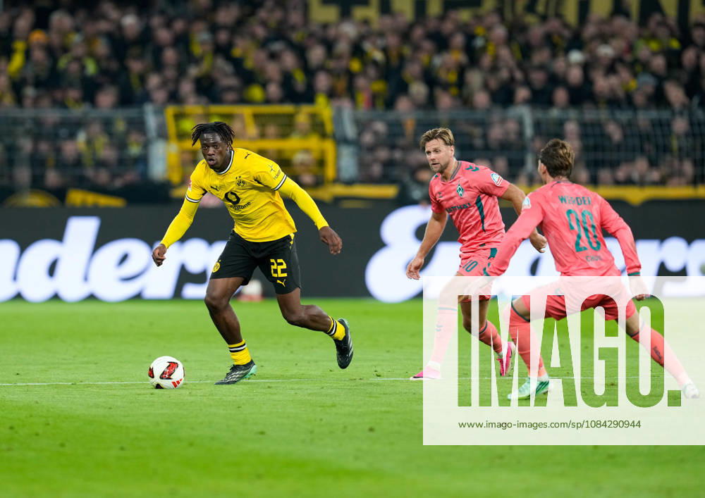 Joane Gadou (Borussia Dortmund, 22) und Niclas Fuellkrug (SV Werder Bremen, 10) GER, Borussia Dortmund vs SV Werder Bremen, 1. Bundesliga, 5. Spieltag, Saison 2026-27, SIGNAL IDUNA PARK, Dortmund, 09.10.2026 DFL REGULATIONS PROHIBIT ANY USE OF PHOTOGRAPHS AS IMAGE SEQUENCES AND OR QUASI-VIDEO Borussia Dortmund vs SV Werder Bremen, 1. Bundesliga, 5. Spieltag, Saison 2026-27, 09.10.2026 Dortmund