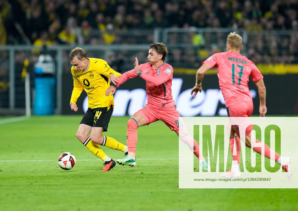Maximilian Beier (Borussia Dortmund, 14) im Zweikampf mit Chuki (SV Werder Bremen, 20) GER, Borussia Dortmund vs SV Werder Bremen, 1. Bundesliga, 5. Spieltag, Saison 2026-27, SIGNAL IDUNA PARK, Dortmund, 09.10.2026 DFL REGULATIONS PROHIBIT ANY USE OF PHOTOGRAPHS AS IMAGE SEQUENCES AND OR QUASI-VIDEO Borussia Dortmund vs SV Werder Bremen, 1. Bundesliga, 5. Spieltag, Saison 2026-27, 09.10.2026 Dortmund