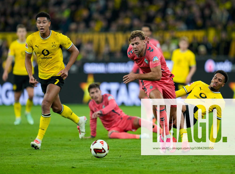 Niclas Fuellkrug (SV Werder Bremen, 10) kaempft im Zweikampf mit Felix Nmecha (Borussia Dortmund, 8), waehrend Jobe Bellingham (Borussia Dortmund, 7) zuschaut. GER, Borussia Dortmund vs SV Werder Bremen, 1. Bundesliga, 5. Spieltag, Saison 2026-27, SIGNAL IDUNA PARK, Dortmund, 09.10.2026 DFL REGULATIONS PROHIBIT ANY USE OF PHOTOGRAPHS AS IMAGE SEQUENCES AND OR QUASI-VIDEO Borussia Dortmund vs SV Werder Bremen, 1. Bundesliga, 5. Spieltag, Saison 2026-27, 09.10.2026 Dortmund