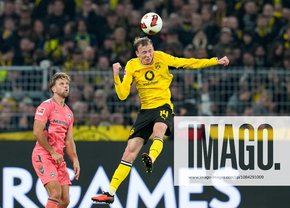 Maximilian Beier (Borussia Dortmund, 14) springt zum Kopfball hoch, waehrend Niclas Fuellkrug (SV Werder Bremen, 10) zuschaut. GER, Borussia Dortmund vs SV Werder Bremen, 1. Bundesliga, 5. Spieltag, Saison 2026-27, SIGNAL IDUNA PARK, Dortmund, 09.10.2026 DFL REGULATIONS PROHIBIT ANY USE OF PHOTOGRAPHS AS IMAGE SEQUENCES AND OR QUASI-VIDEO Borussia Dortmund vs SV Werder Bremen, 1. Bundesliga, 5. Spieltag, Saison 2026-27, 09.10.2026 Dortmund
