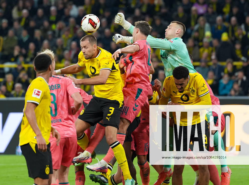 Karl Hein (SV Werder Bremen, 1) faustet den Ball vor Waldemar Anton (Borussia Dortmund, 3) weg. GER, Borussia Dortmund vs SV Werder Bremen, 1. Bundesliga, 5. Spieltag, Saison 2026-27, SIGNAL IDUNA PARK, Dortmund, 09.10.2026 DFL REGULATIONS PROHIBIT ANY USE OF PHOTOGRAPHS AS IMAGE SEQUENCES AND OR QUASI-VIDEO Borussia Dortmund vs SV Werder Bremen, 1. Bundesliga, 5. Spieltag, Saison 2026-27, 09.10.2026 Dortmund