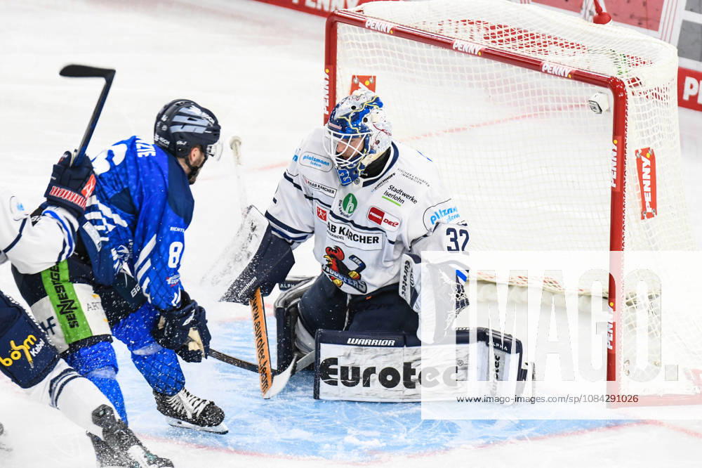 Straubing Tigers vs. Iserlohn Roosters, Eishockey, Deutsche Eishockey Liga, Penny DEL, 7.Spieltag, Saison 2026 2027, 09.10.2026 Skyler McKenzie (Straubing Tigers) vergibt den Treffer gegen Hendrik Hane (Iserlohn Roosters), Eishockey Herren, Deutsche Eishockey Liga, Penny DEL, 5.Spieltag, Saison 2026 2027 am 09.10.2026 im Eisstadion am Pulverturm, Straubing Tigers (blau) gegen Iserlohn Roosters (weiss)
