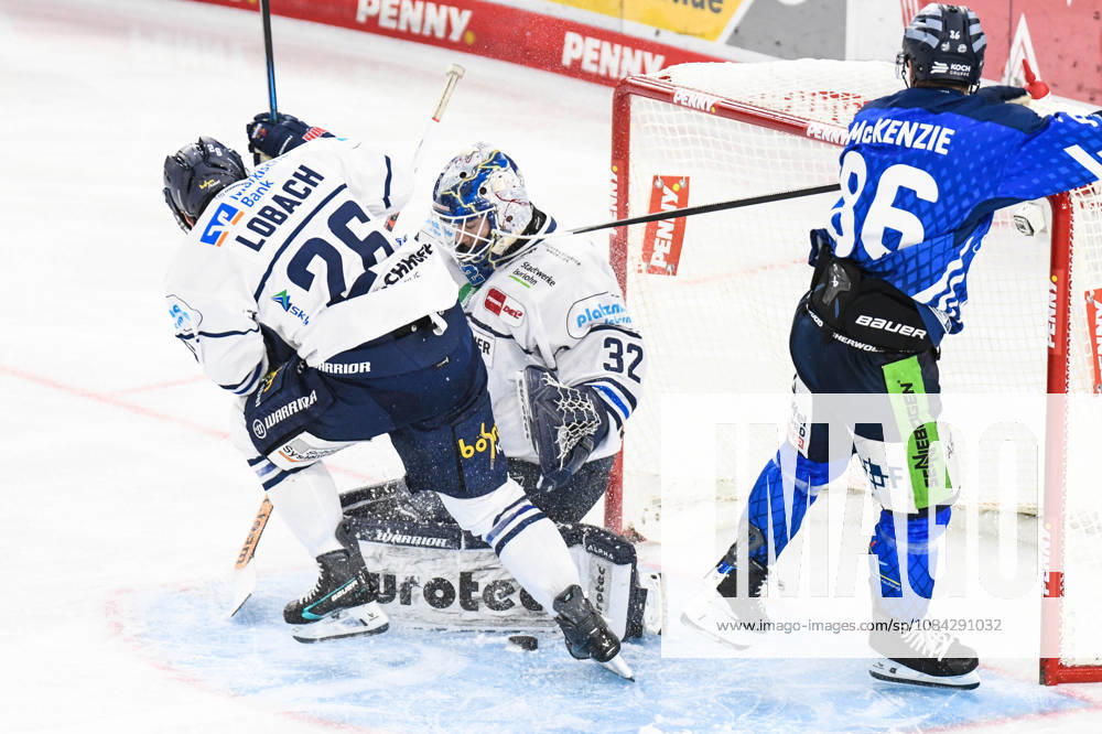 Straubing Tigers vs. Iserlohn Roosters, Eishockey, Deutsche Eishockey Liga, Penny DEL, 7.Spieltag, Saison 2026 2027, 09.10.2026 Skyler McKenzie (Straubing Tigers) vergibt den Treffer gegen Hendrik Hane (Iserlohn Roosters), Eishockey Herren, Deutsche Eishockey Liga, Penny DEL, 5.Spieltag, Saison 2026 2027 am 09.10.2026 im Eisstadion am Pulverturm, Straubing Tigers (blau) gegen Iserlohn Roosters (weiss)