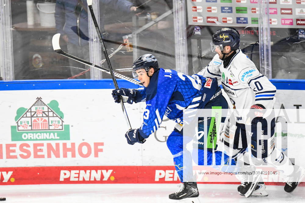 Straubing Tigers vs. Iserlohn Roosters, Eishockey, Deutsche Eishockey Liga, Penny DEL, 7.Spieltag, Saison 2026 2027, 09.10.2026 J.C. Beaudin (Straubing Tigers) an der Bande mit Tyler Boland (Iserlohn Roosters), Eishockey Herren, Deutsche Eishockey Liga, Penny DEL, 5.Spieltag, Saison 2026 2027 am 09.10.2026 im Eisstadion am Pulverturm, Straubing Tigers (blau) gegen Iserlohn Roosters (weiss)