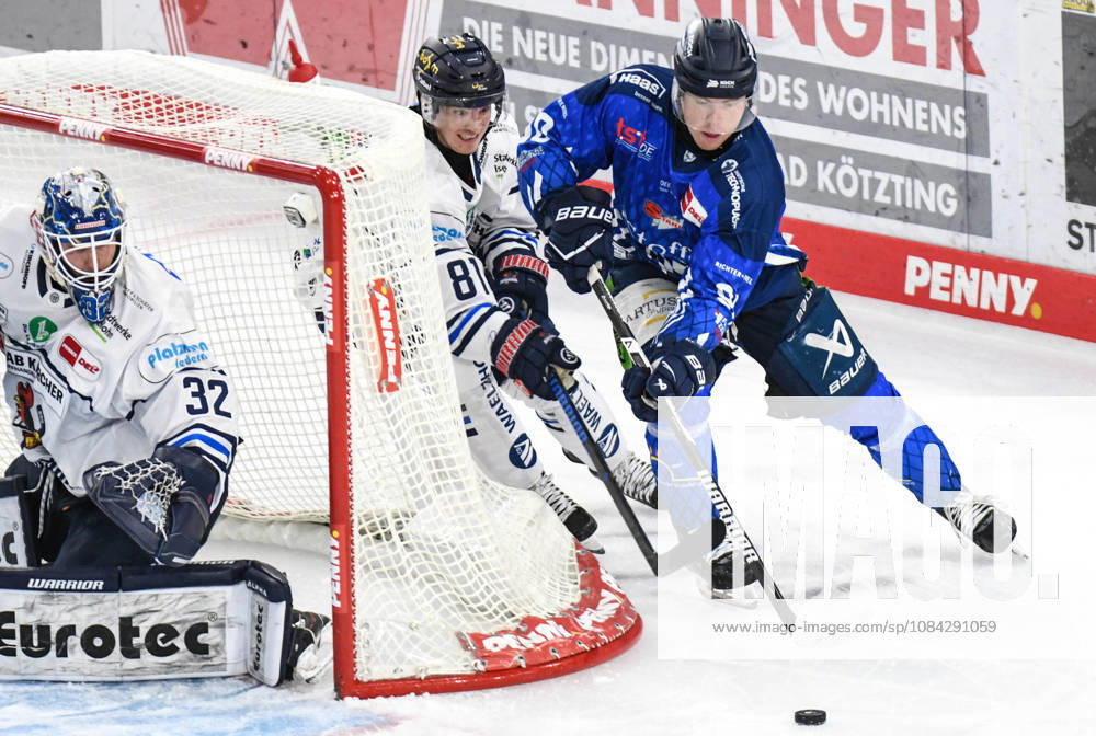 Straubing Tigers vs. Iserlohn Roosters, Eishockey, Deutsche Eishockey Liga, Penny DEL, 7.Spieltag, Saison 2026 2027, 09.10.2026 Filip Varejcka (Straubing Tigers) mit dem Puck hinter dem Tor von Hendrik Hane (Iserlohn Roosters), Eishockey Herren, Deutsche Eishockey Liga, Penny DEL, 5.Spieltag, Saison 2026 2027 am 09.10.2026 im Eisstadion am Pulverturm, Straubing Tigers (blau) gegen Iserlohn Roosters (weiss)