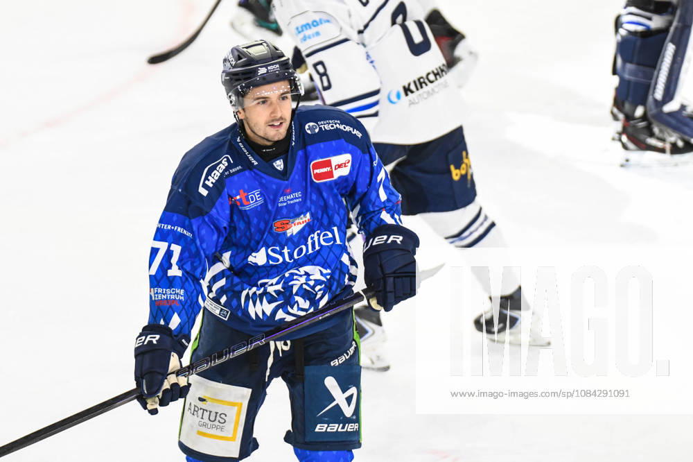Straubing Tigers vs. Iserlohn Roosters, Eishockey, Deutsche Eishockey Liga, Penny DEL, 7.Spieltag, Saison 2026 2027, 09.10.2026 Nicholas Halloran (Straubing Tigers), Eishockey Herren, Deutsche Eishockey Liga, Penny DEL, 5.Spieltag, Saison 2026 2027 am 09.10.2026 im Eisstadion am Pulverturm, Straubing Tigers (blau) gegen Iserlohn Roosters (weiss)