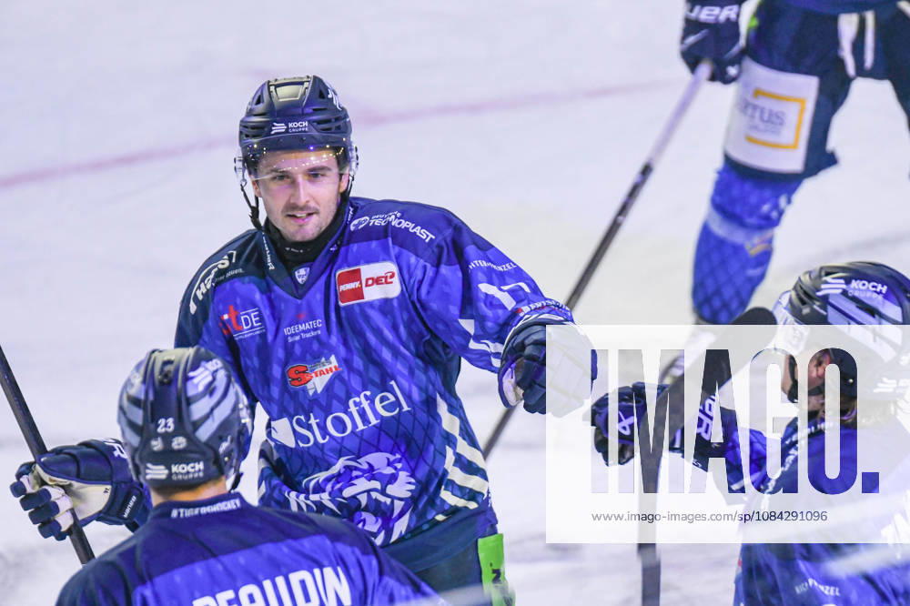 Straubing Tigers vs. Iserlohn Roosters, Eishockey, Deutsche Eishockey Liga, Penny DEL, 7.Spieltag, Saison 2026 2027, 09.10.2026 Nicholas Halloran und J.C. Beaudin (Straubing Tigers) jubeln ueber den Treffer, Eishockey Herren, Deutsche Eishockey Liga, Penny DEL, 5.Spieltag, Saison 2026 2027 am 09.10.2026 im Eisstadion am Pulverturm, Straubing Tigers (blau) gegen Iserlohn Roosters (weiss)