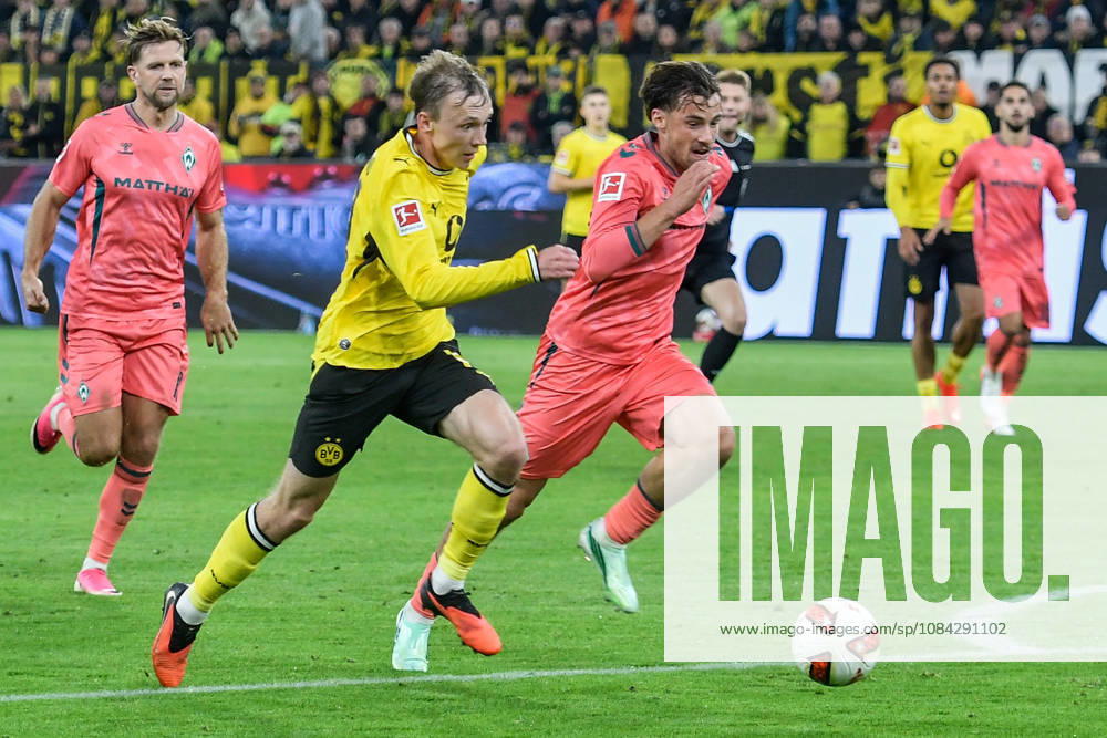V. li. im Zweikampf Maximilian Beier (Dortmund 14) Olivier Deman (Bremen 2) 09.10.2026 ¢ Fussball ¢ Borussia Dortmund vs SV Werder Bremen, Signal Iduna Park, Dortmund, DFB DFL REGULATIONS PROHIBIT ANY USE OF PHOTOGRAPHS AS IMAGE SEQUENCES AND OR QUASI-VIDEO NRW Germany