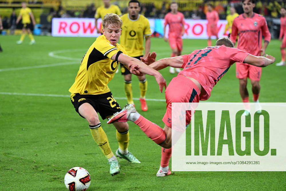 Daniel Svensson (Borussia Dortmund) und Marco Gruell (Werder Bremen) im Zweikampf waehrend des Spiels der 1. Bundesliga zwischen Borussia Dortmund und SV Werder Bremen, Signal Iduna Park am 09. October 2026 in Dortmund, Deutschland. (Foto von Ralf Treese DeFodi Images) +++ Daniel Svensson (Borussia Dortmund) und Marco Gruell (Werder Bremen) battle for the ball during the Bundesliga match between Borussia Dortmund and SV Werder Bremen at Signal Iduna Park on October 9, 2026 in Dortmund, Germany. (Photo by Ralf Treese DeFodi Images) DFB DFL REGULATIONS PROHIBIT ANY USE OF PHOTOGRAPHS AS IMAGE SEQUENCES AND OR QUASI-VIDEO. (Photo by Ralf Treese DeFodi Images) -