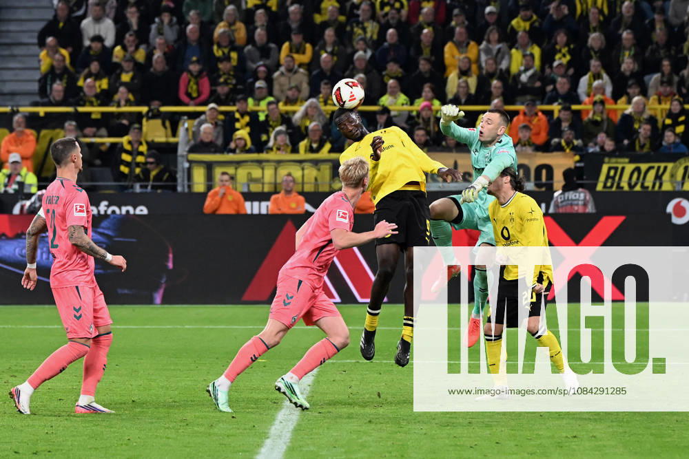 Serhou Guirassy (Borussia Dortmund) und Torwart Karl Hein (Werder Bremen) im Zweikampf waehrend des Spiels der 1. Bundesliga zwischen Borussia Dortmund und SV Werder Bremen, Signal Iduna Park am 09. October 2026 in Dortmund, Deutschland. (Foto von Ralf Treese DeFodi Images) +++ Serhou Guirassy (Borussia Dortmund) und Torwart Karl Hein (Werder Bremen) battle for the ball during the Bundesliga match between Borussia Dortmund and SV Werder Bremen at Signal Iduna Park on October 9, 2026 in Dortmund, Germany. (Photo by Ralf Treese DeFodi Images) DFB DFL REGULATIONS PROHIBIT ANY USE OF PHOTOGRAPHS AS IMAGE SEQUENCES AND OR QUASI-VIDEO. (Photo by Ralf Treese DeFodi Images) -