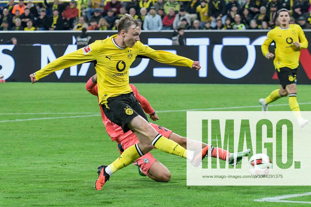 Strafraumszene Torchance von Maximilian Beier (Dortmund 14) neben Olivier Deman (Bremen 2) 09.10.2026 ¢ Fussball ¢ Borussia Dortmund vs SV Werder Bremen, Signal Iduna Park, Dortmund, DFB DFL REGULATIONS PROHIBIT ANY USE OF PHOTOGRAPHS AS IMAGE SEQUENCES AND OR QUASI-VIDEO NRW Germany