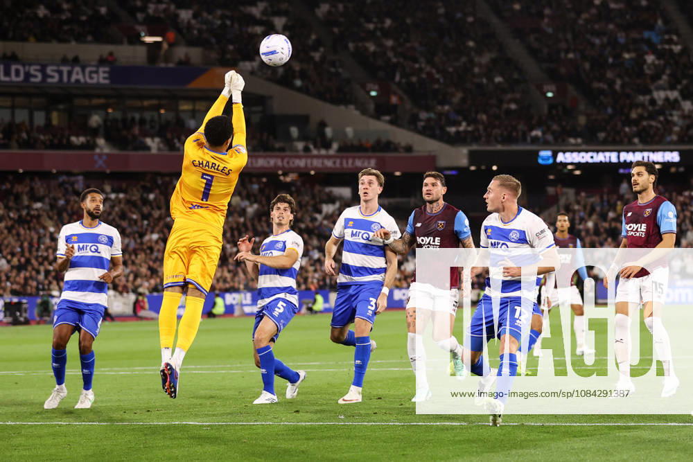 West Ham United v Queens Park Rangers 09 October 2026, London - EFL Championship Football - West Ham United v Queens Park Rangers - QPR goalkeeper Pierce Charles punches the ball away at a corner - Photo: Jacques Feeney Offside. London UK