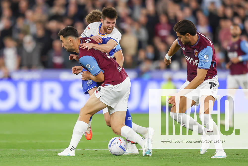 West Ham United v Queens Park Rangers, EFL Sky Bet Championship, EFL, Football, London Stadium, London, UK - 09 Oct 2026 Paul Smyth of Queens Park Rangers clashes with Maximilian Kilman of West Ham United London London Stadium Stratford GBR, UK NEWSPAPERS OUT