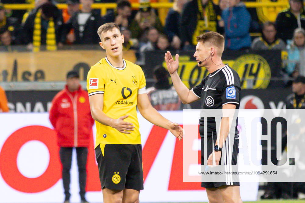 Dortmund, Deutschland 09. Oktober 2026: 1. BL - 2026 2027 - Sp. 5 - Borussia Dortmund gegen SV Werder Bremen Im Bild: Nico Schlotterbeck (BVB) ist unzufrieden mit der Entscheidung von Schiedsrichter Christian Dingert DFL DFB regulations prohibit any use of photographs as image sequences and or quasi-video. Signal Iduna Park Nordrhein Westfalen
