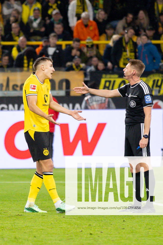 Dortmund, Deutschland 09. Oktober 2026: 1. BL - 2026 2027 - Sp. 5 - Borussia Dortmund gegen SV Werder Bremen Im Bild: Nico Schlotterbeck (BVB) ist unzufrieden mit der Entscheidung von Schiedsrichter Christian Dingert DFL DFB regulations prohibit any use of photographs as image sequences and or quasi-video. Signal Iduna Park Nordrhein Westfalen