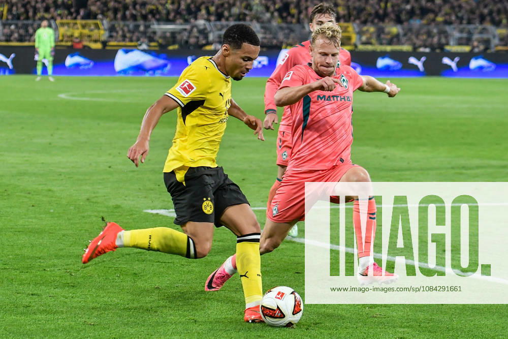 V. li. im Zweikampf Ethan Nwaneri (Dortmund 18) Marco Grüll Gruell (Bremen 17) 09.10.2026 ¢ Fussball ¢ Borussia Dortmund vs SV Werder Bremen, Signal Iduna Park, Dortmund, DFB DFL REGULATIONS PROHIBIT ANY USE OF PHOTOGRAPHS AS IMAGE SEQUENCES AND OR QUASI-VIDEO NRW Germany