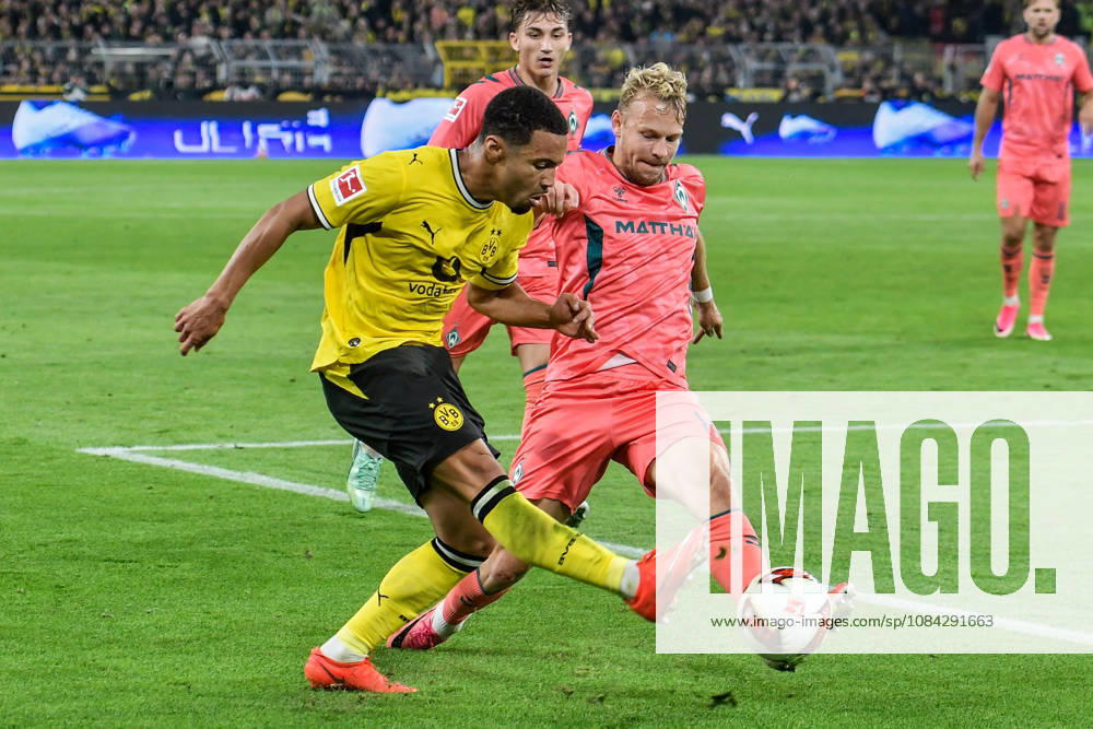 V. li. im Zweikampf Ethan Nwaneri (Dortmund 18) Marco Grüll Gruell (Bremen 17) 09.10.2026 ¢ Fussball ¢ Borussia Dortmund vs SV Werder Bremen, Signal Iduna Park, Dortmund, DFB DFL REGULATIONS PROHIBIT ANY USE OF PHOTOGRAPHS AS IMAGE SEQUENCES AND OR QUASI-VIDEO NRW Germany