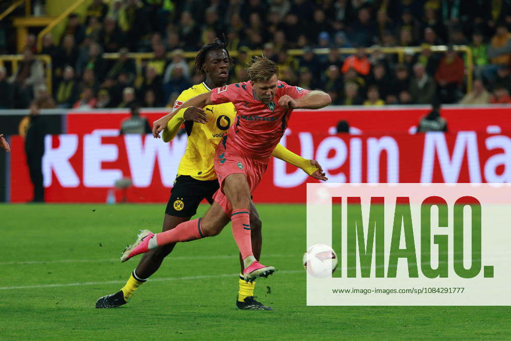 GER, Fussball, Herren, 1. Bundesliga, Saison 2026 2027, 5. Spieltag, Borussia Dortmund vs. SV Werder Bremen Joane Gadou ( Borussia Dortmund 22 ), links - Niclas Füllkrug ( Werder Bremen 10 ), rechts DFB DFL regulations prohibit any use of photographs as image sequences and or quasi-video Dortmund Signal Iduna Park Nordrhein-Westfalen Deutschland