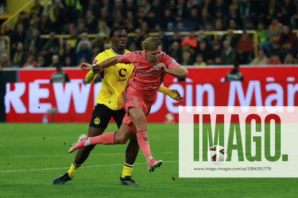 GER, Fussball, Herren, 1. Bundesliga, Saison 2026 2027, 5. Spieltag, Borussia Dortmund vs. SV Werder Bremen Joane Gadou ( Borussia Dortmund 22 ), links - Niclas Füllkrug ( Werder Bremen 10 ), rechts DFB DFL regulations prohibit any use of photographs as image sequences and or quasi-video Dortmund Signal Iduna Park Nordrhein-Westfalen Deutschland