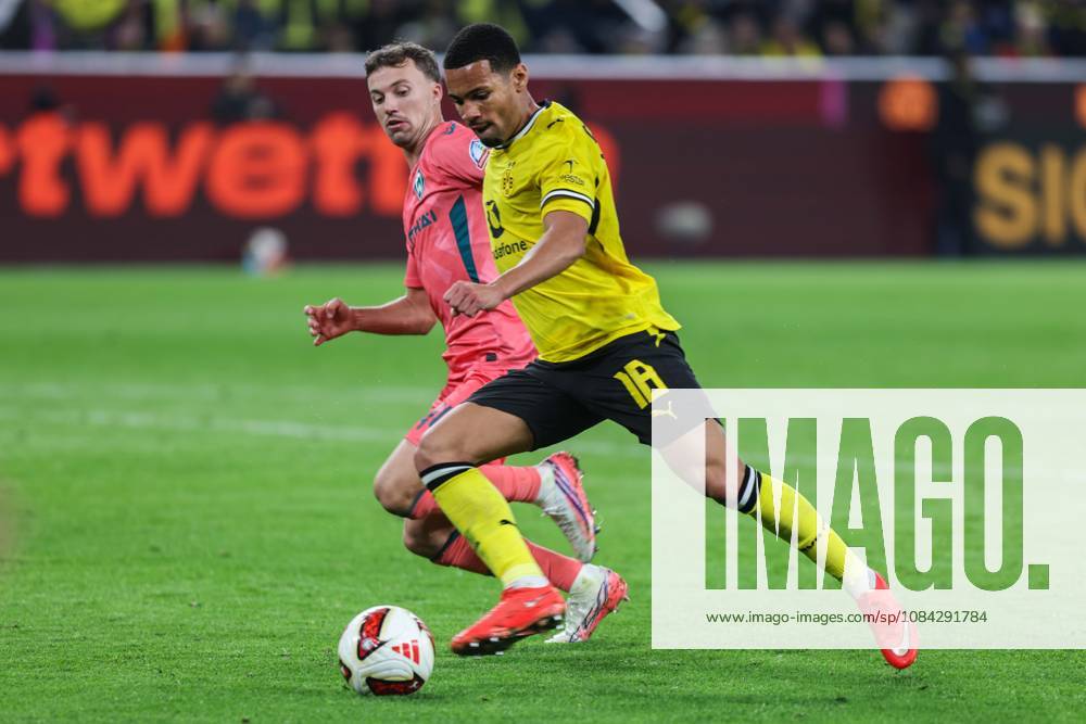 Fußball 1. Bundesliga 5. Spieltag Borussia Dortmund - SV Werder Bremen am 09.10.2026 im Signal Iduna Park in Dortmund Youri Regeer ( Bremen ), links - Ethan Nwaneri ( Dortmund ), rechts DFL regulations prohibit any use of photographs as image sequences and or quasi-video.