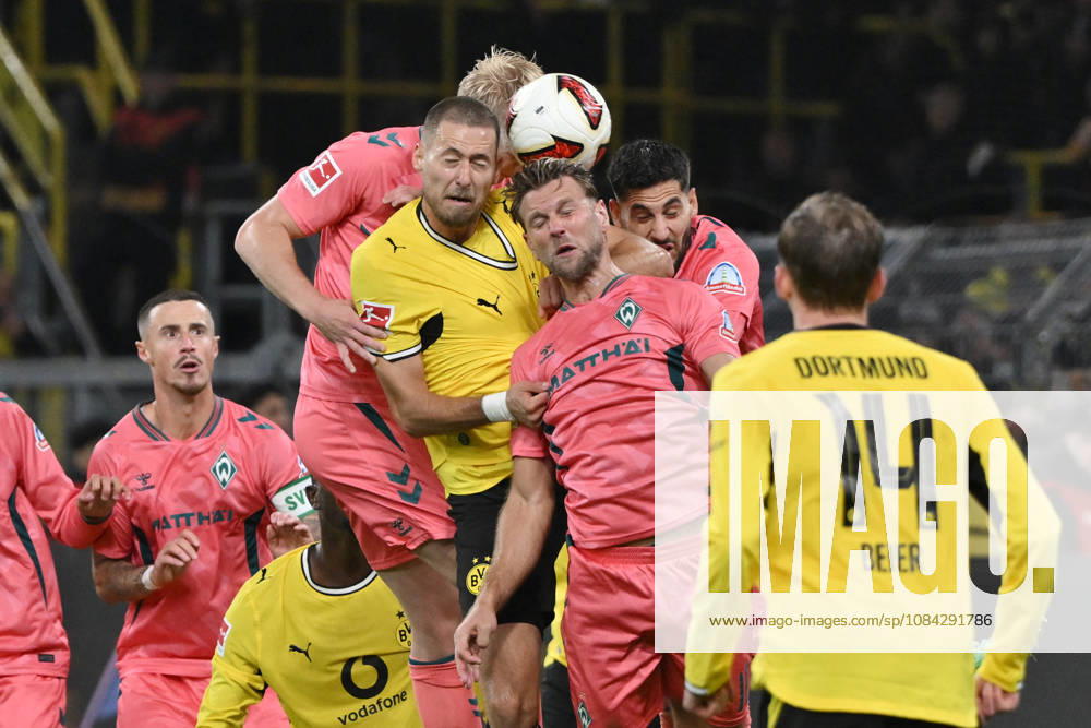 Kopfballduell Marco Grüll (Werder Bremen), Waldemar Anton (Borussia Dortmund), Niclas Füllkrug (Werder Bremen), v.li. 09.10.2026, Fussball 1. Bundesliga, Saison 2026 2027, 5. Spieltag, Borussia Dortmund - SV Werder Bremen DFL regulations prohibit any use of photographs as image sequences and or quasi-video Dortmund Signal Iduna Park Nordrhein Westfalen Deutschland