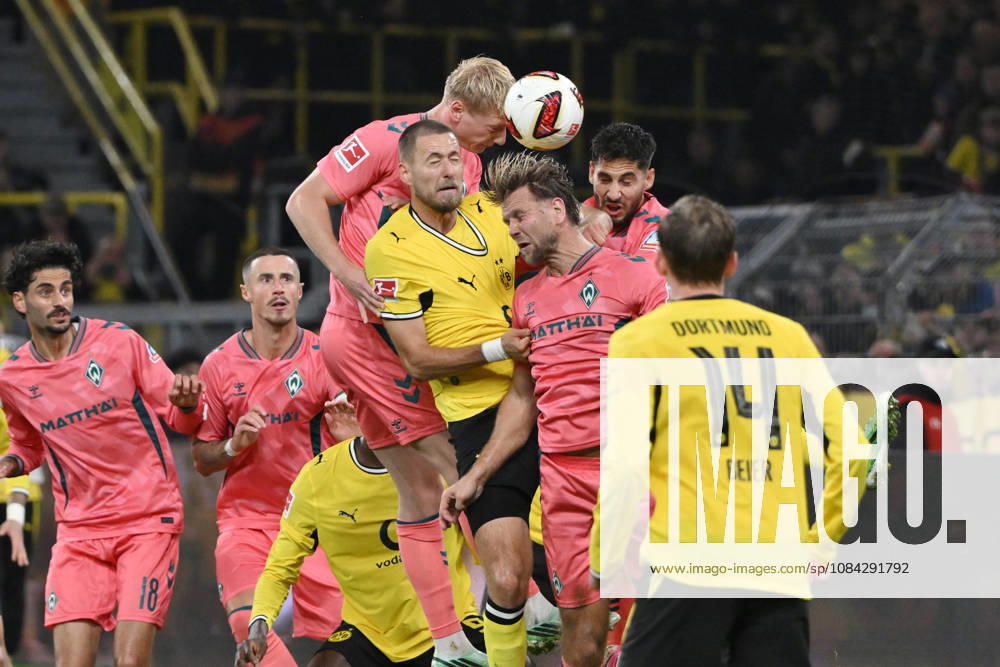 Kopfballduell Marco Grüll (Werder Bremen), Waldemar Anton (Borussia Dortmund), Niclas Füllkrug (Werder Bremen), v.li. 09.10.2026, Fussball 1. Bundesliga, Saison 2026 2027, 5. Spieltag, Borussia Dortmund - SV Werder Bremen DFL regulations prohibit any use of photographs as image sequences and or quasi-video Dortmund Signal Iduna Park Nordrhein Westfalen Deutschland