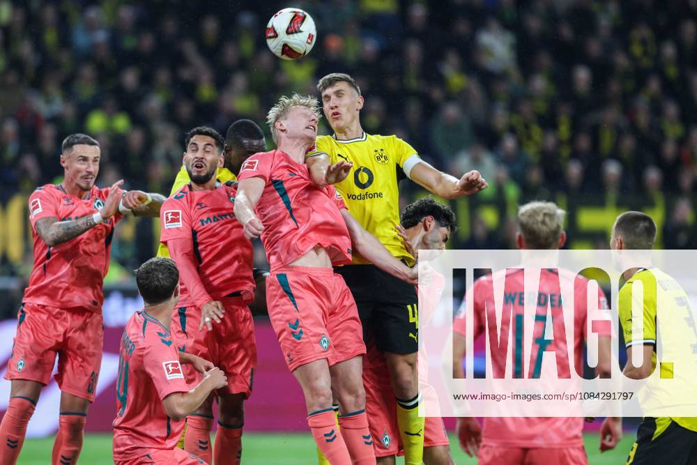 Fußball 1. Bundesliga 5. Spieltag Borussia Dortmund - SV Werder Bremen am 09.10.2026 im Signal Iduna Park in Dortmund Nico Schlotterbeck ( Dortmund ) beim Kopfball DFL regulations prohibit any use of photographs as image sequences and or quasi-video.