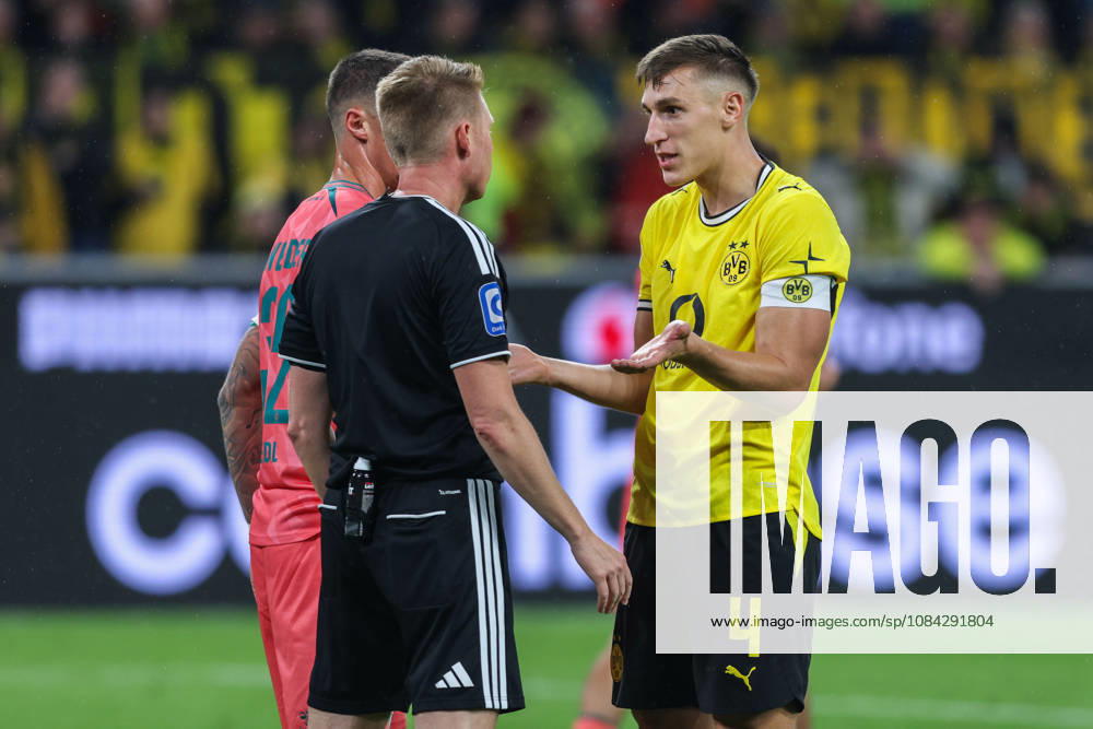 Fußball 1. Bundesliga 5. Spieltag Borussia Dortmund - SV Werder Bremen am 09.10.2026 im Signal Iduna Park in Dortmund Schiedsrichter Christian Dingert ( Lebecksmühle ), links - Nico Schlotterbeck ( Dortmund ), rechts DFL regulations prohibit any use of photographs as image sequences and or quasi-video.