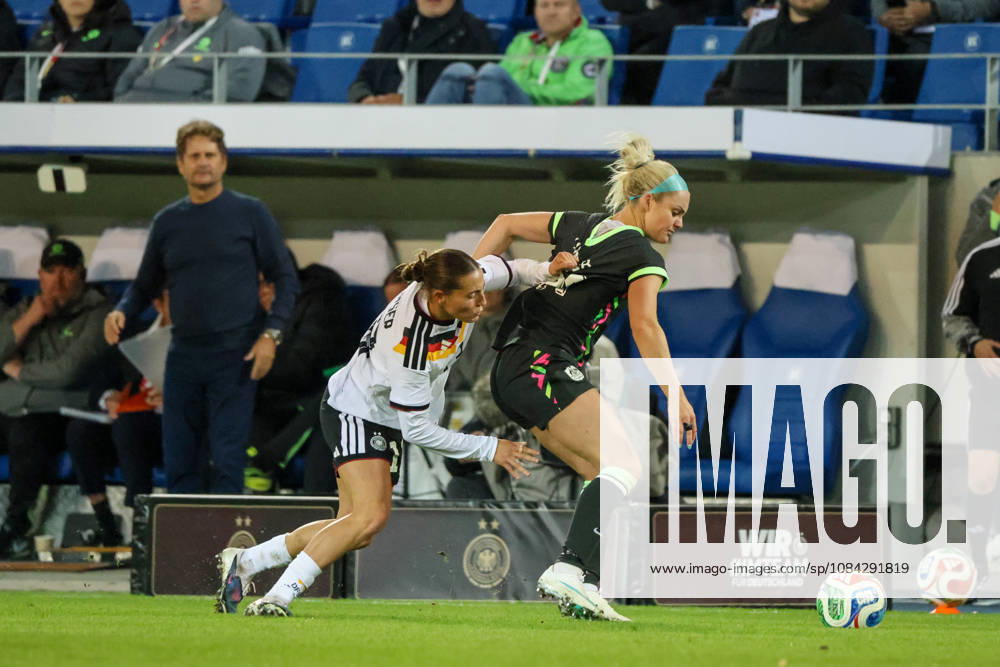 Karlsruhe, Deutschland: 09.10.2026 - Länderspiel Freundschaftsspiel - Deutschland Frauen vs. Australien Frauen Im Bild: v.li. im Zweikampf Carlotta Wamser (Deutschland) und Ellie Carpenter (Australien)