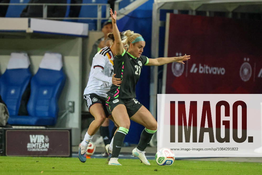 Karlsruhe, Deutschland: 09.10.2026 - Länderspiel Freundschaftsspiel - Deutschland Frauen vs. Australien Frauen Im Bild: v.li. im Zweikampf Carlotta Wamser (Deutschland) und Ellie Carpenter (Australien)