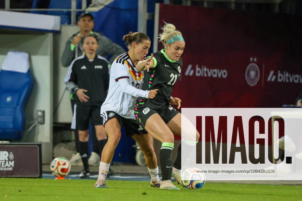 Karlsruhe, Deutschland: 09.10.2026 - Länderspiel Freundschaftsspiel - Deutschland Frauen vs. Australien Frauen Im Bild: v.li. im Zweikampf Carlotta Wamser (Deutschland) und Ellie Carpenter (Australien)