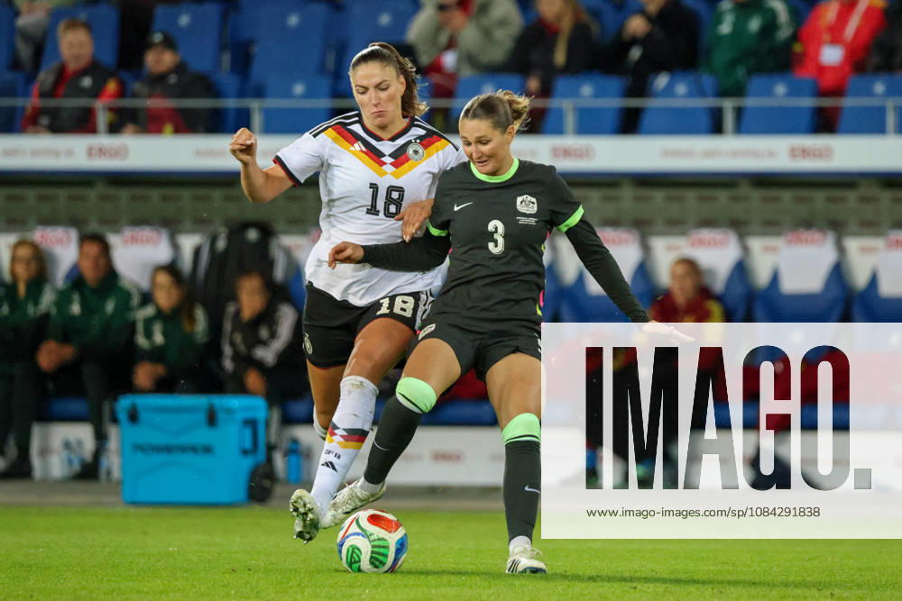 Karlsruhe, Deutschland: 09.10.2026 - Länderspiel Freundschaftsspiel - Deutschland Frauen vs. Australien Frauen Im Bild: v.li. im Zweikampf Melissa Kössler Koessler (Deutschland) und Winonah Heatly (Australien)