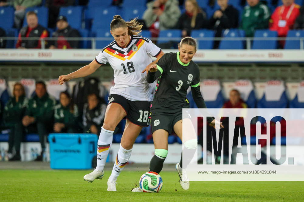 Karlsruhe, Deutschland: 09.10.2026 - Länderspiel Freundschaftsspiel - Deutschland Frauen vs. Australien Frauen Im Bild: v.li. im Zweikampf Melissa Kössler Koessler (Deutschland) und Winonah Heatly (Australien)