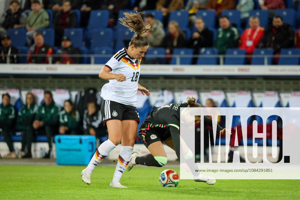 Karlsruhe, Deutschland: 09.10.2026 - Länderspiel Freundschaftsspiel - Deutschland Frauen vs. Australien Frauen Im Bild: v.li. im Zweikampf Melissa Kössler Koessler (Deutschland) und Winonah Heatly (Australien)