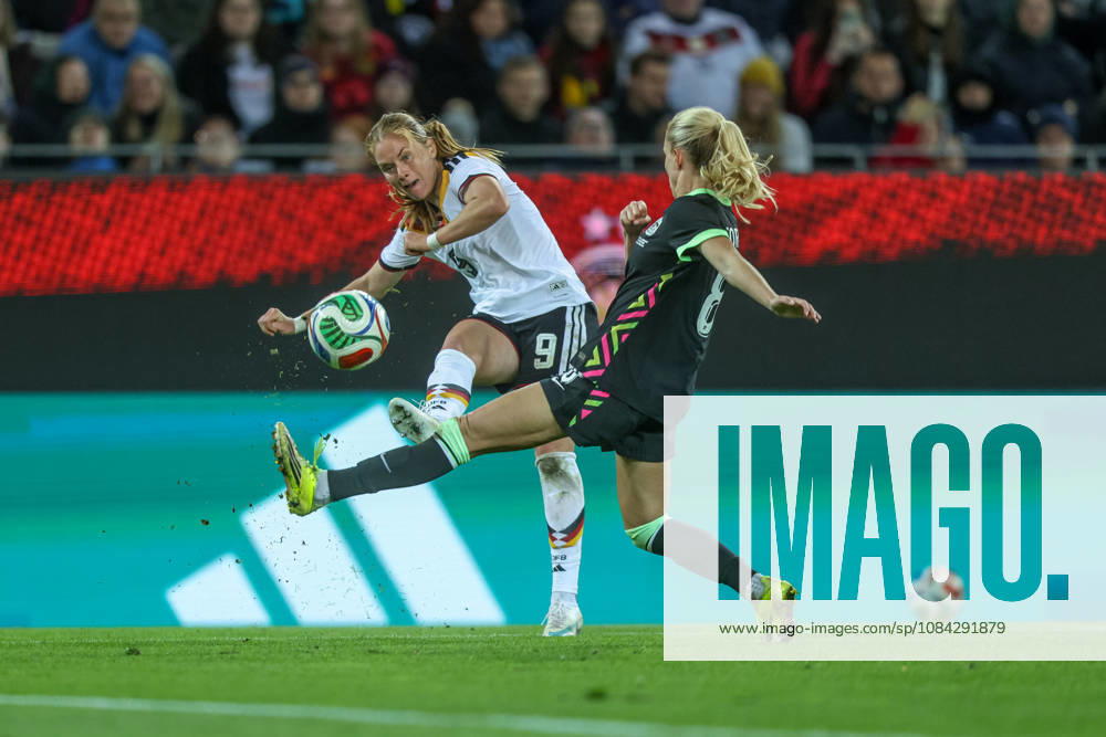 GER, Karlsruhe, Deutschland vs Australien, FIFA, DFB, Fussball, Spielzeit 2026 2027, BBBank Wildpark, Freundschaftsspiel im Bild v.l.: Sjoeke Nüsken (Deutschland, Frauen Nationalmannschaft), Kaitlyn Torpey (Australien 8) DFB DFL REGULATIONS PROHIBIT ANY USE OF PHOTOGRAPHS AS IMAGE SEQUENCES AND OR QUASI-VIDEO