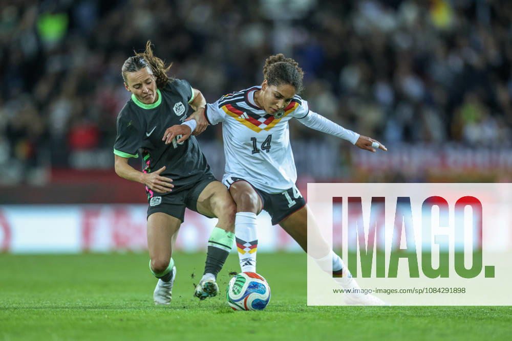 GER, Karlsruhe, Deutschland vs Australien, FIFA, DFB, Fussball, Spielzeit 2026 2027, BBBank Wildpark, Freundschaftsspiel im Bild v.l.: Hayley Raso (Australien 16), Cora Zicai (Deutschland, Frauen Nationalmannschaft), Zweikampf DFB DFL REGULATIONS PROHIBIT ANY USE OF PHOTOGRAPHS AS IMAGE SEQUENCES AND OR QUASI-VIDEO