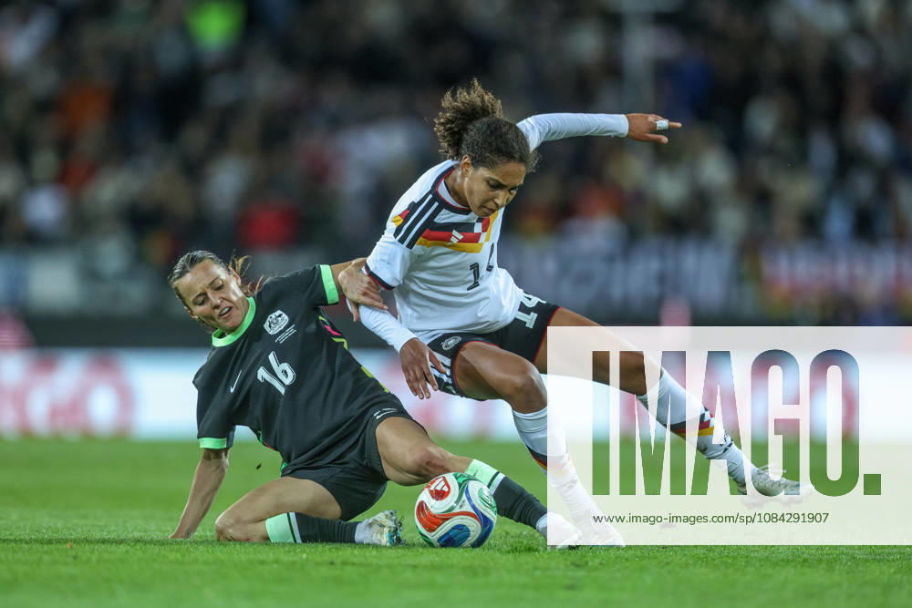 GER, Karlsruhe, Deutschland vs Australien, FIFA, DFB, Fussball, Spielzeit 2026 2027, BBBank Wildpark, Freundschaftsspiel im Bild v.l.: Hayley Raso (Australien 16), Cora Zicai (Deutschland, Frauen Nationalmannschaft), Zweikampf DFB DFL REGULATIONS PROHIBIT ANY USE OF PHOTOGRAPHS AS IMAGE SEQUENCES AND OR QUASI-VIDEO