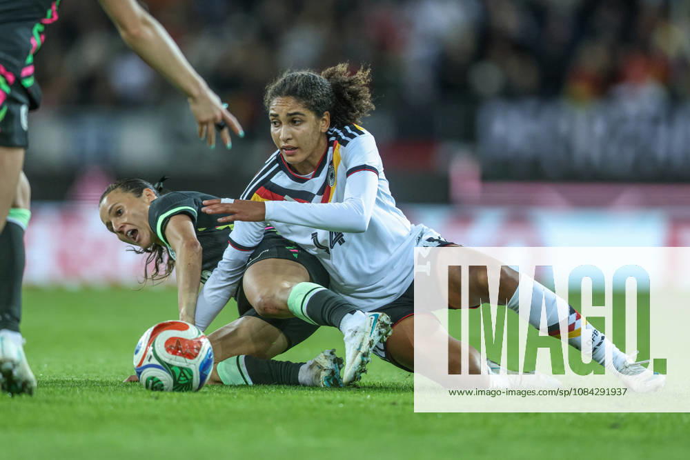 GER, Karlsruhe, Deutschland vs Australien, FIFA, DFB, Fussball, Spielzeit 2026 2027, BBBank Wildpark, Freundschaftsspiel im Bild v.l.: Hayley Raso (Australien 16), Cora Zicai (Deutschland, Frauen Nationalmannschaft), Zweikampf DFB DFL REGULATIONS PROHIBIT ANY USE OF PHOTOGRAPHS AS IMAGE SEQUENCES AND OR QUASI-VIDEO