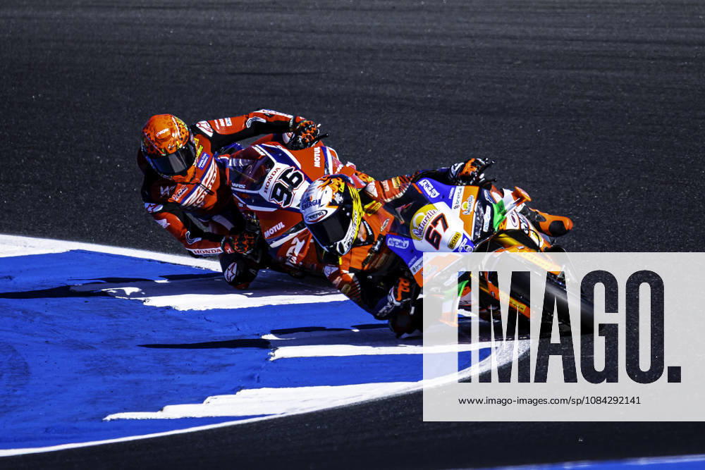 ALBERTO SURRA of Motocorsa Racing and JAKE DIXON of Honda HRC in action during the Free Practice 2 of the FIM Superbike World Championship, WM, Weltmeisterschaft at Circuito Estoril on October 9, 2026 in Cascais, Portugal. Motorsports 2026: WorldSBK - Tissot Estoril Round: Free Practice - ZUMAr200 20261009_zsp_r200_067