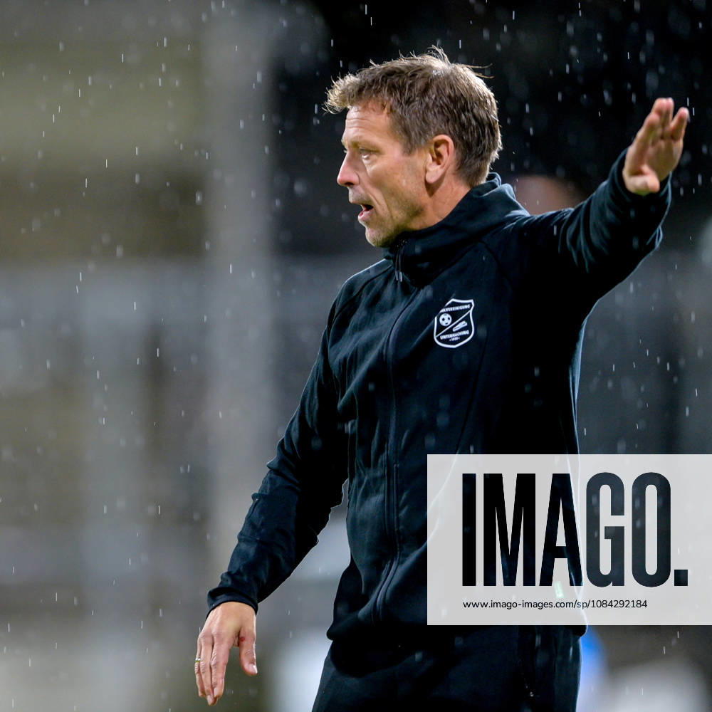 Trainer Holger Seitz (Unterhaching) gibt Anweisungen, gestikuliert, mit den Armen gestikulieren, gives instructions, gesticulate, Einzelbild, Aktion, Action, 09.10.2026, München (Deutschland), Fussball, Regionalliga Bayern, FC Bayern München II - SpVgg Unterhaching