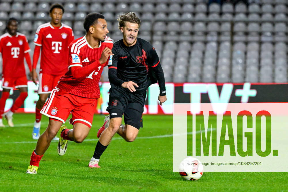 V.li.: Vincent Manuba Bayern Muenchen, FCB, 2) Jeroen Krupa (Unterhaching, 9) im Zweikampf, Duell, duel, tackle, Dynamik, Action, Aktion, 09.10.2026, München (Deutschland), Fussball, Regionalliga Bayern, FC Bayern München II - SpVgg Unterhaching