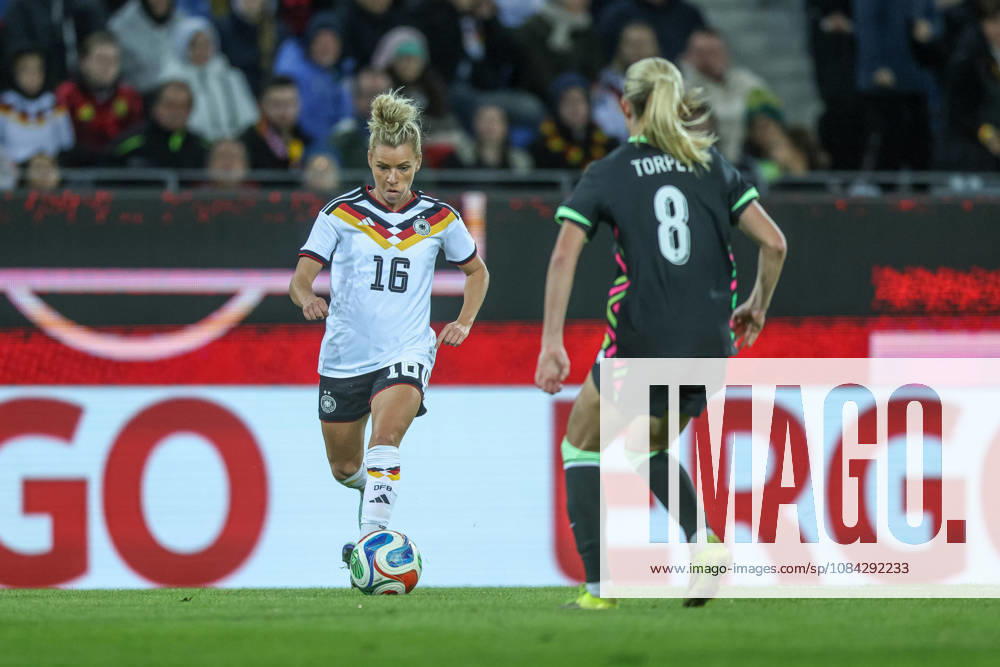 GER, Karlsruhe, Deutschland vs Australien, FIFA, DFB, Fussball, Spielzeit 2026 2027, BBBank Wildpark, Freundschaftsspiel im Bild v.l.: Linda Dallmann (Deutschland, Frauen Nationalmannschaft), Kaitlyn Torpey (Australien 8) DFB DFL REGULATIONS PROHIBIT ANY USE OF PHOTOGRAPHS AS IMAGE SEQUENCES AND OR QUASI-VIDEO