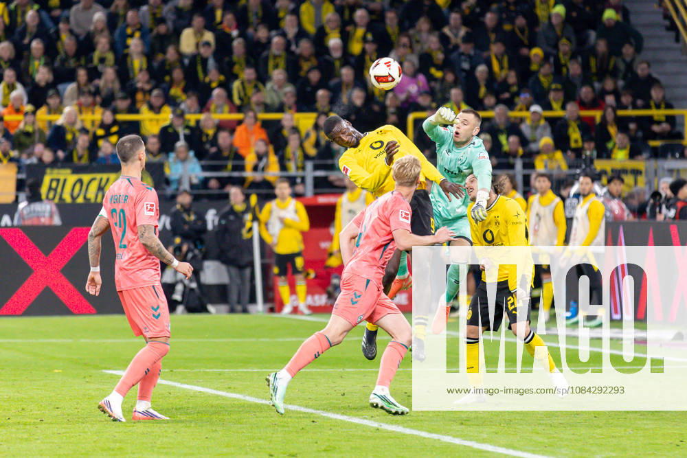 Dortmund, Deutschland 09. Oktober 2026: 1. BL - 2026 2027 - Sp. 5 - Borussia Dortmund gegen SV Werder Bremen Im Bild: Kopfballduell Serhou Guirassy (BVB), Torhüter Karl Hein (SVW) DFL DFB regulations prohibit any use of photographs as image sequences and or quasi-video. Signal Iduna Park Nordrhein Westfalen