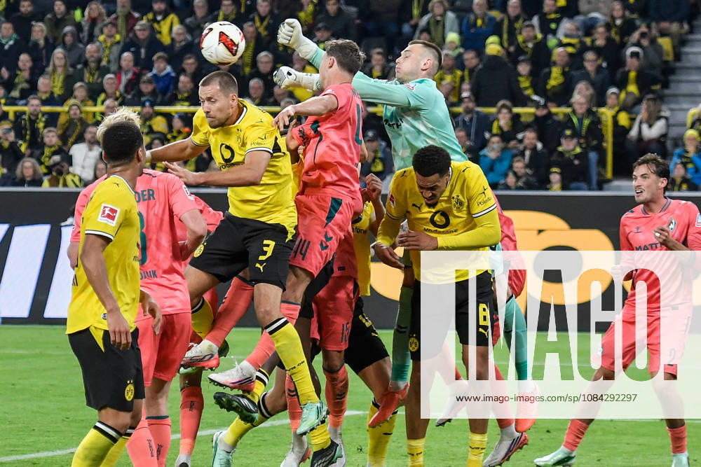 Karl Hein (Bremen 1) vereitelt Torchance von Waldemar Anton (Dortmund 3) 09.10.2026 ¢ Fussball ¢ Borussia Dortmund vs SV Werder Bremen, Signal Iduna Park, Dortmund, DFB DFL REGULATIONS PROHIBIT ANY USE OF PHOTOGRAPHS AS IMAGE SEQUENCES AND OR QUASI-VIDEO NRW Germany