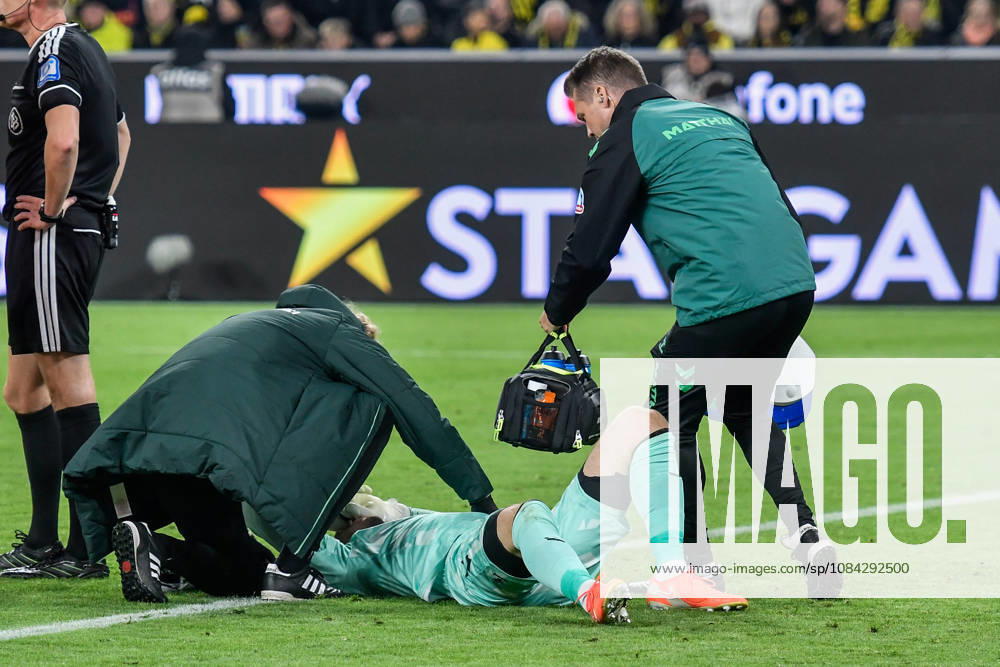 Karl Hein (Bremen 1) verletzt am Boden mit Sanitätern 09.10.2026 ¢ Fussball ¢ Borussia Dortmund vs SV Werder Bremen, Signal Iduna Park, Dortmund, DFB DFL REGULATIONS PROHIBIT ANY USE OF PHOTOGRAPHS AS IMAGE SEQUENCES AND OR QUASI-VIDEO NRW Germany