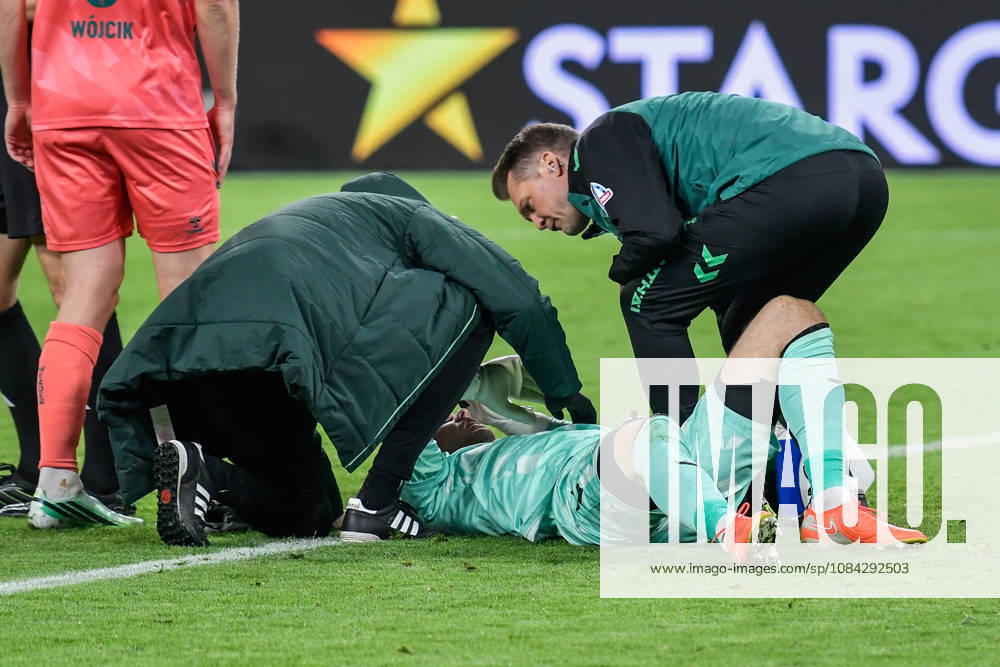 Karl Hein (Bremen 1) verletzt am Boden mit Sanitätern 09.10.2026 ¢ Fussball ¢ Borussia Dortmund vs SV Werder Bremen, Signal Iduna Park, Dortmund, DFB DFL REGULATIONS PROHIBIT ANY USE OF PHOTOGRAPHS AS IMAGE SEQUENCES AND OR QUASI-VIDEO NRW Germany
