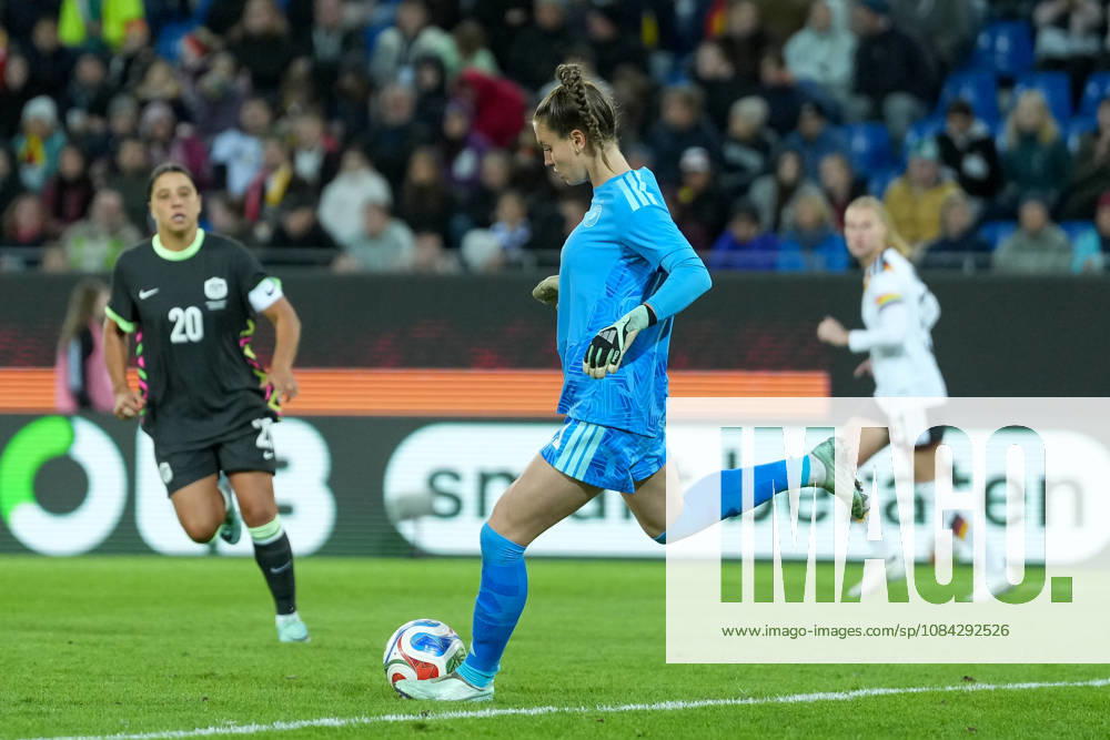 Ena Mahmutovic (Deutschland Frauen-Nationalmannschaft, 01) am Ball , Deutschland, Fussball, Länderspiel, Freundschaftsspiel, Testspiel, 2026 2027, Deutschland vs. Australien, 09.10.2026, BBBank Wildpark, Karlsruhe Karlsruhe BBBank Wildpark Baden-Wuerttemberg Deutschland