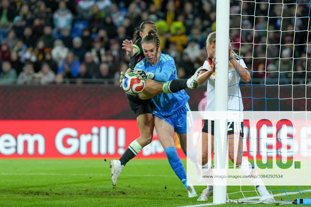 Ena Mahmutovic (Deutschland Frauen-Nationalmannschaft, 01) pariert den Ball im Zweikampf mit Hayley Raso (Australien, 16), Marie Müller Marie Mueller (Deutschland Frauen-Nationalmannschaft, 02) am Pfosten, Torchance, Parade , Deutschland, Fussball, Länderspiel, Freundschaftsspiel, Testspiel, 2026 2027, Deutschland vs. Australien, 09.10.2026, BBBank Wildpark, Karlsruhe Karlsruhe BBBank Wildpark Baden-Wuerttemberg Deutschland