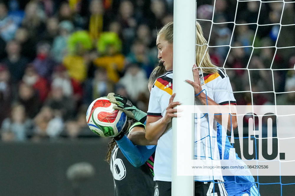 Ena Mahmutovic (Deutschland Frauen-Nationalmannschaft, 01) pariert den Ball im Zweikampf mit Hayley Raso (Australien, 16), Marie Müller Marie Mueller (Deutschland Frauen-Nationalmannschaft, 02) am Pfosten, Torchance, Parade , Deutschland, Fussball, Länderspiel, Freundschaftsspiel, Testspiel, 2026 2027, Deutschland vs. Australien, 09.10.2026, BBBank Wildpark, Karlsruhe Karlsruhe BBBank Wildpark Baden-Wuerttemberg Deutschland