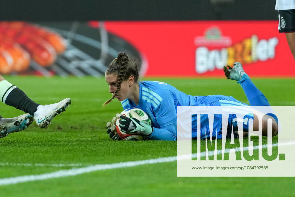 Ena Mahmutovic (Deutschland Frauen-Nationalmannschaft, 01) pariert den Ball im Zweikampf mit Hayley Raso (Australien, 16) , Deutschland, Fussball, Länderspiel, Freundschaftsspiel, Testspiel, 2026 2027, Deutschland vs. Australien, 09.10.2026, BBBank Wildpark, Karlsruhe Karlsruhe BBBank Wildpark Baden-Wuerttemberg Deutschland